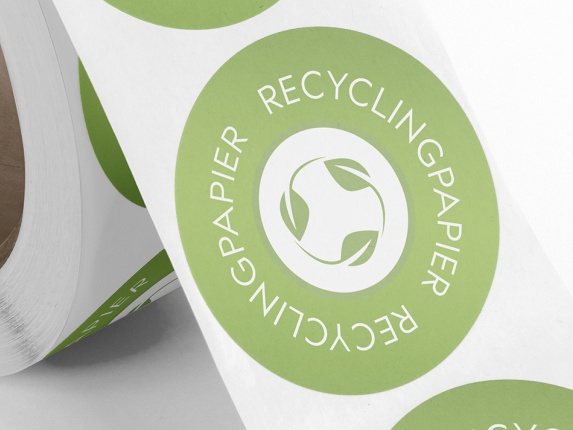Etikety na roli z recyklovaného papíru