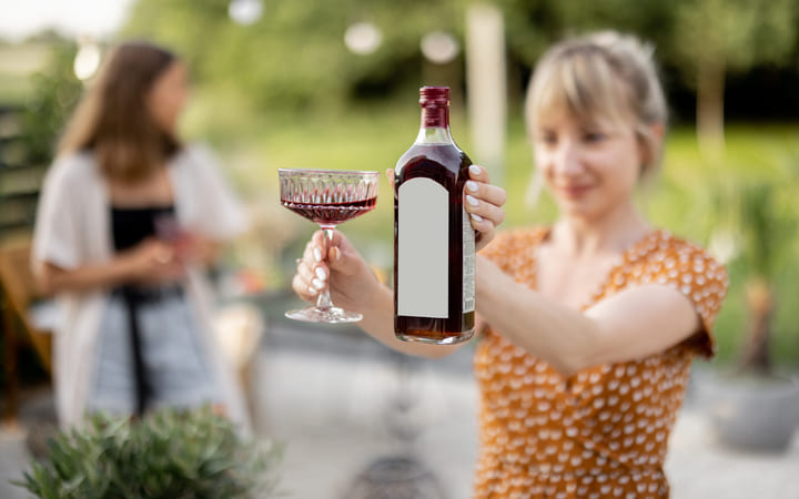 Frau mit Alkohol Flasche in der Hand