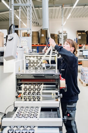 Mitarbeiter bei Druckerei Harder Mitarbeiterin bei Druckerei Harder
